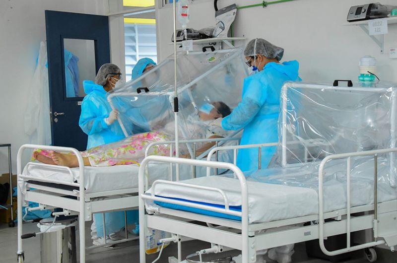 Profissionais de saúde em hospital de campanha para doentes de covid-19 em Manaus - INGRID ANNE/Fotos Públicas