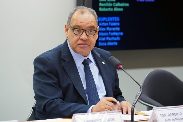 Roberto Alves: homens com acesso a tratamento podem deixar de ser ameaça para mulheres - (Foto: Pablo Valadares/Câmara dos Deputados)
