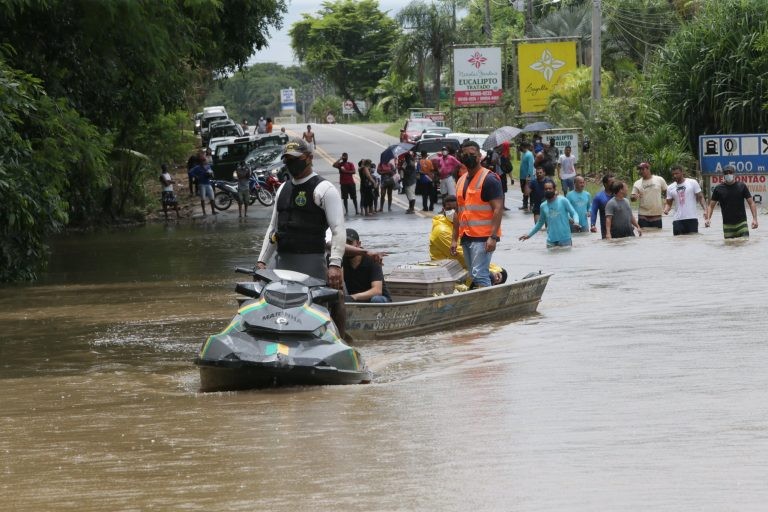 Estrada interditada por enchente na Bahia - (Foto: Camila Souza/GOVBA)