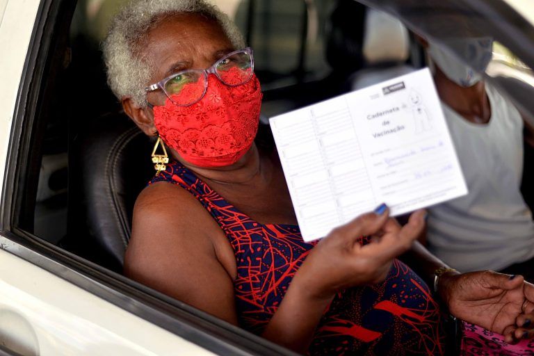 Idosa toma vacina contra Covid-19 em Salvador (BA) - (Foto: Jefferson Peixoto/Secom-Salvador)