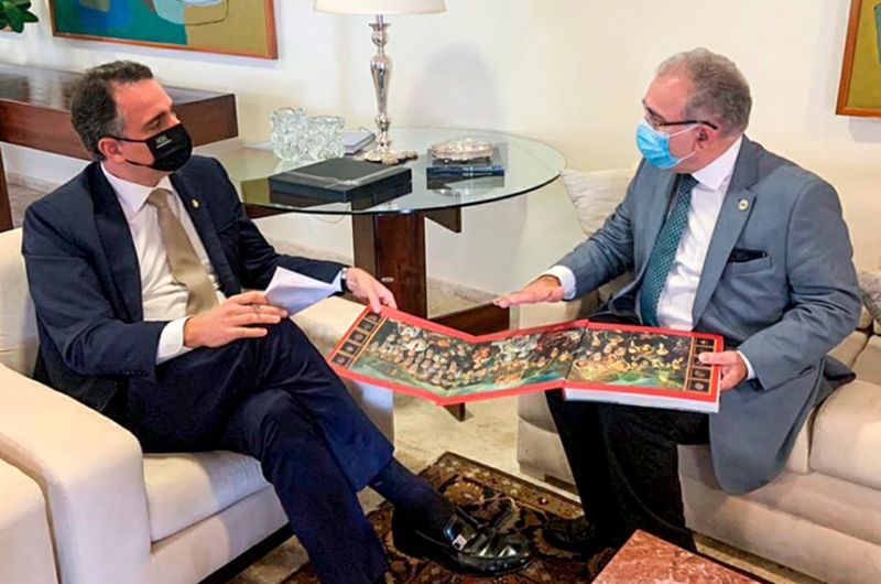 Durante reunião com Marcelo Queiroga, o presidente do Senado destacou que estão na pauta dois projetos de lei que poderiam ajudar a acelerar a imunização no país - -