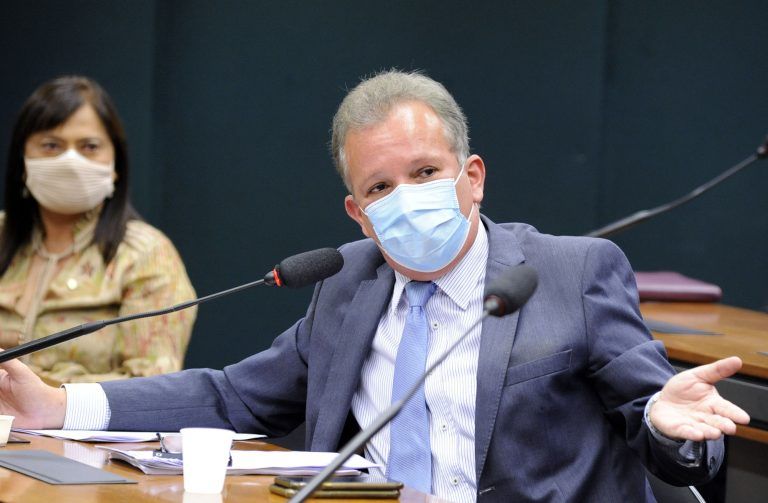 Figueiredo optou pela versão aprovada anteriormente pela Comissão de Educação - (Foto: Gustavo Sales/Câmara dos Deputados)