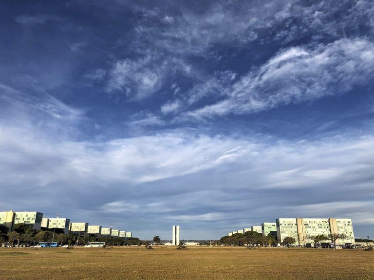 Na Esplanada dos Ministérios trabalham milhares de funcionários públicos federais - (Foto: Marcelo Camargo/Agência Brasil)