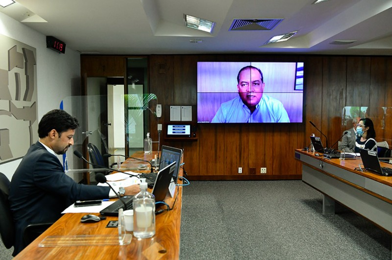 O requerimento para a realização da audiência pública, ainda sem data definida, foi do senador Eduardo Gomes (telão) - Agência Senado