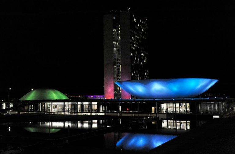 Congresso costuma iluminar-se em ocasiões especiais, acima campanha contra câncer raro - (Foto: Luis Macedo/Câmara dos Deputados)