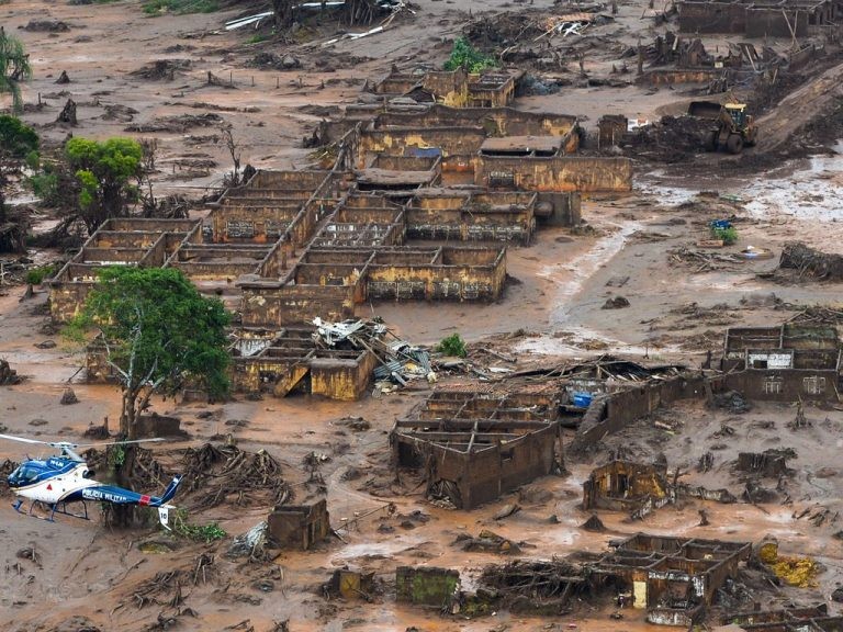 Casas em Mariana soterradas pela lama de rejeitos - (Foto: Antônio Cruz/Agência Brasil)