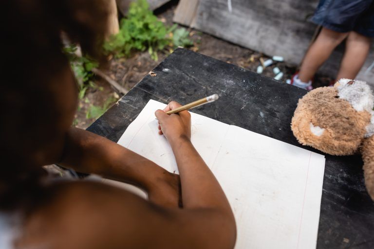 Educadores sociais podem trabalhar com crianças em situações de vulnerabilidade - (Foto: Depositphotos)