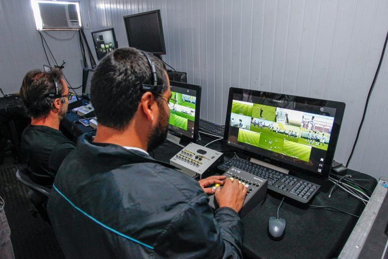 Árbitro de vídeo (VAR) acompanha partida de futebol - (Foto: Lucas Uebel/Grêmio FBPA)