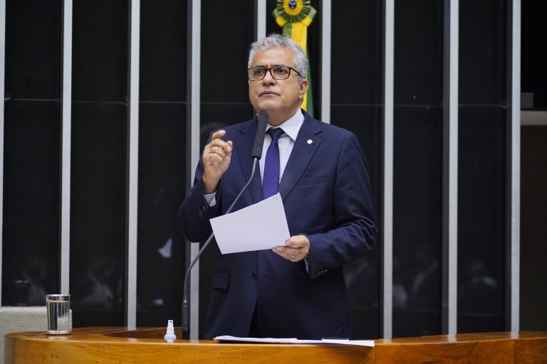 Aureo: prevenção contra contaminação de enfermidades é direito inalienável do cidadão - (Foto: Pablo Valadares/Câmara dos Deputados)