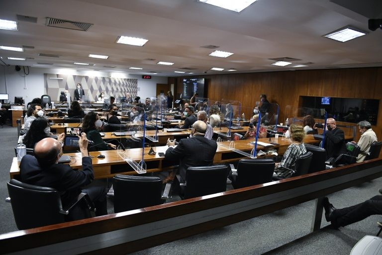 Parlamentares e especialistas reunidos nesta terça - (Foto: Roque de Sá/Agência Senado)