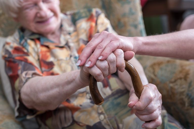  Um dos objetivos da propostas é evitar casos de violência doméstica contra idosos - (Foto: Depositphotos)