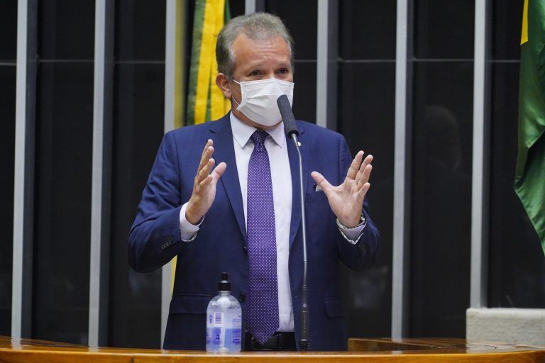 Figueiredo: é importante haver confiança no modelo econômico do governo - (Foto: Pablo Valadares/Câmara dos Deputados)
