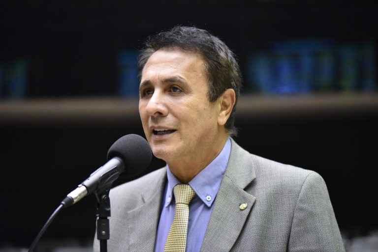 Gaguim espera  reduzir os impactos sobre o meio ambiente e favorecer a inclusão digital - (Foto: Zeca Ribeiro/Câmara dos Deputados)