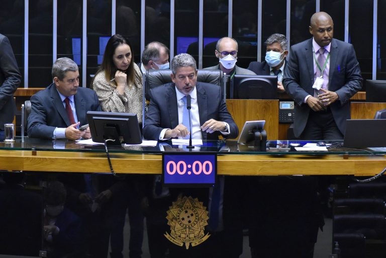 Presidente da Câmara, Arthur Lira (C), na sessão do Plenário - (Foto: Zeca Ribeiro/Câmara dos Deputados)