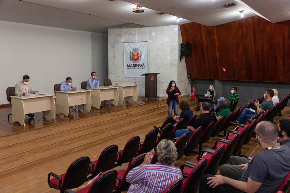 Reunião convocada pelo SISMMAR, com representantes da Prefeitura e Câmara, teve como objetivo receber informações sobre a assistência à saúde – Foto: Phill Natal