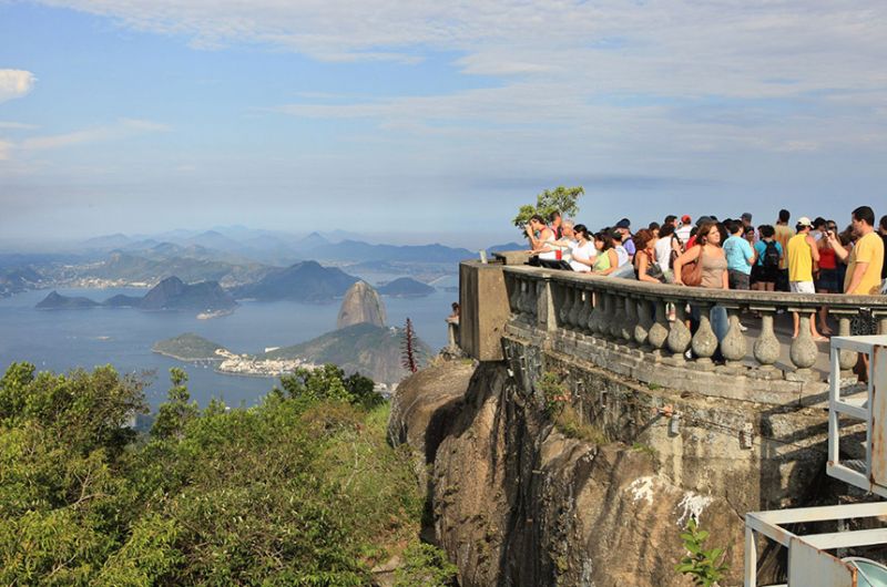 Turistas no Corcovado, no Rio, antes da pandemia: setor foi duramente atingido pela crise sanitária - Ricardo Carreon
