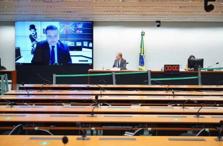 À mesa, o relator-geral, João Campos, em reunião virtual da comissão - (Foto: Pablo Valadares/Câmara dos Deputados)