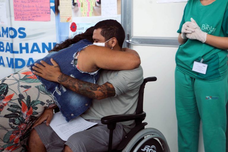 Paciente tratado de Covid-19 recebe alta - (Foto: Bruno Cecim/Agência Pará)