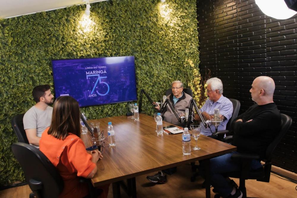 As entrevistas do podcast são conduzidas pela jornalista Brenda Caramaschi, em formato de mesa redonda