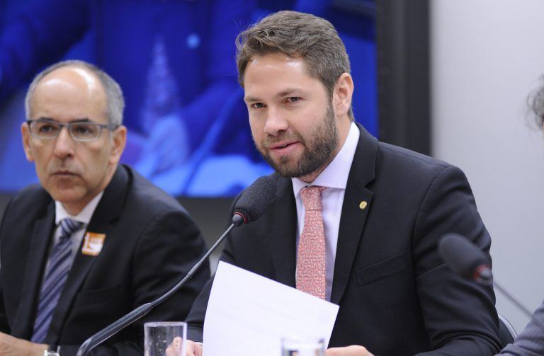 Pedro Vilela (à direita) defende medidas de discriminação legal positiva - (Foto: Lucio Bernardo Jr. / Câmara dos Deputados)