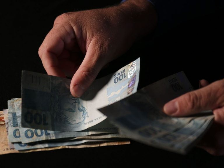 Aposentadoria e salário deixam de ser somados para aplicar o 'abate-teto' - (Foto: José Cruz/Agência Brasil)