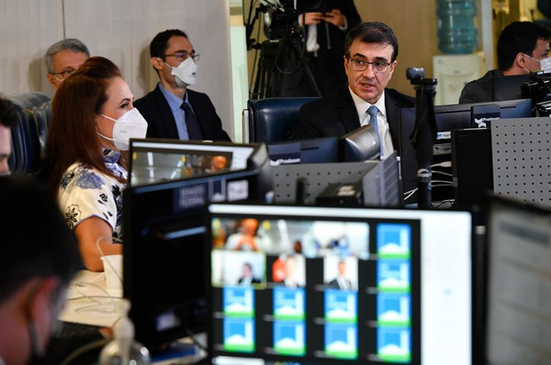 Kátia Abreu com o ministro Carlos França na audiência remota da Comissão de Relações Exteriores - Leopoldo Silva/Agência Senado