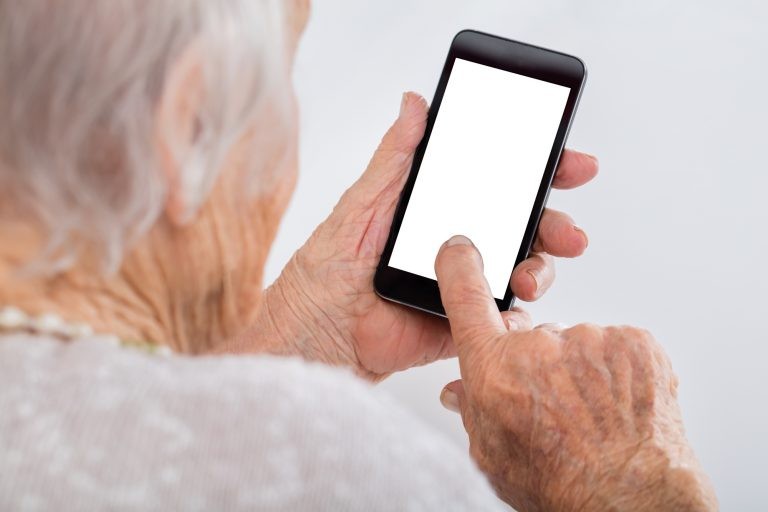 Ligações para oferta de empréstimos é recorrente para aposentados - (Foto: Depositphotos)