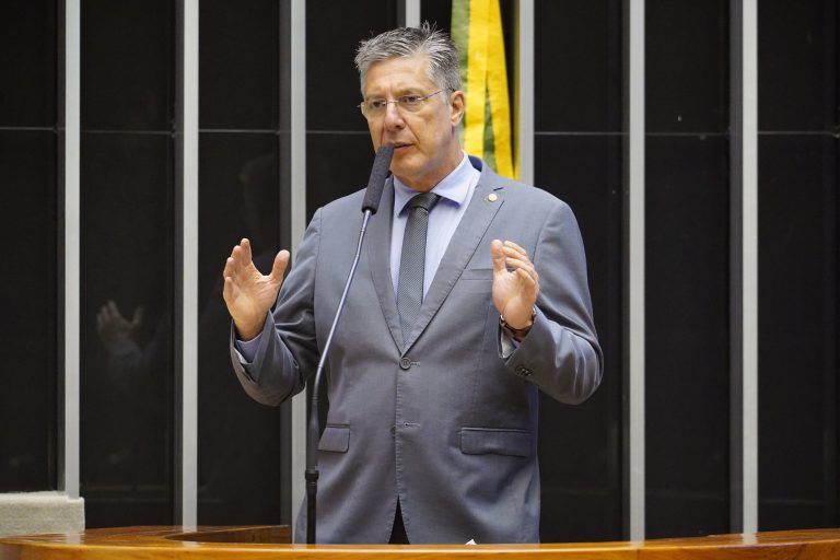 Peixoto: cobrança funciona como seguro contra cancelamentos inesperados - (Foto: Pablo Valadares/Câmara dos Deputados)