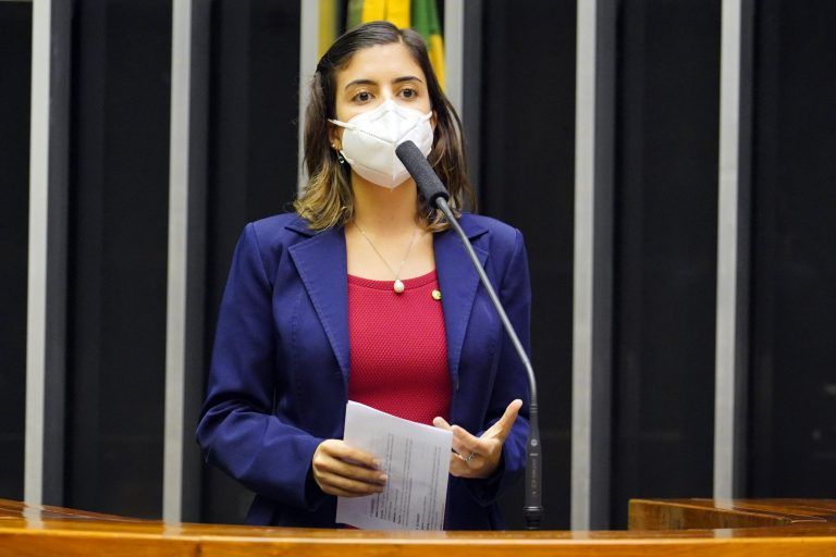 Tabata apresentou dados que mostram que 2,49 milhões de estudantes podem ser beneficiados - (Foto: Pablo Valadares/Câmara dos Deputados)