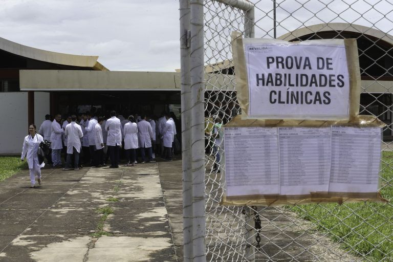 Lei do Revalida não vem sendo cumprida, segundo deputados da CFFC - (Foto: Fábio Rodrigues Pozzebom/Agência Brasil)