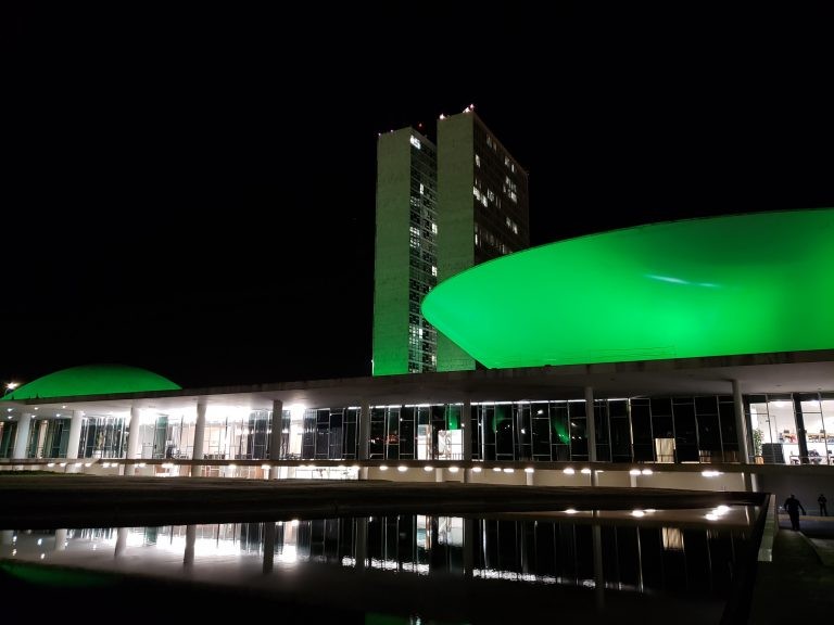 Prédio costuma ser iluminado de cores diferentes em datas especiais - (Foto: Pierre Triboli)