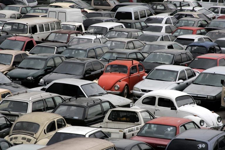 Automóveis e motocicletas acumulados favorecem a proliferação de doenças - (Foto: Alexandre Vieira)