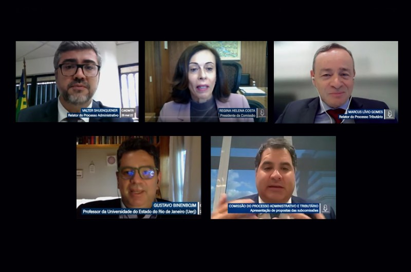 O juiz Shuenquener de Araújo (ao alto, à esq.) e a ministra Regina Helena Costa em reunião com integrantes da comissão, em 26 de maio - Agência Senado