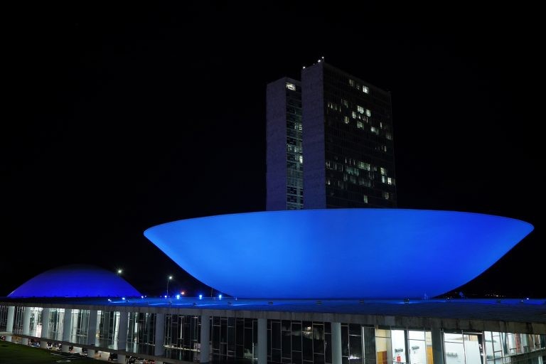 Iluminação azul nas cúpulas do Congresso Nacional - (Foto: Pablo Valadares/Câmara dos Deputados)