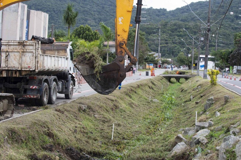Foto: Máquinas começam a operar em obras de macrodrenagem em Matinhos -