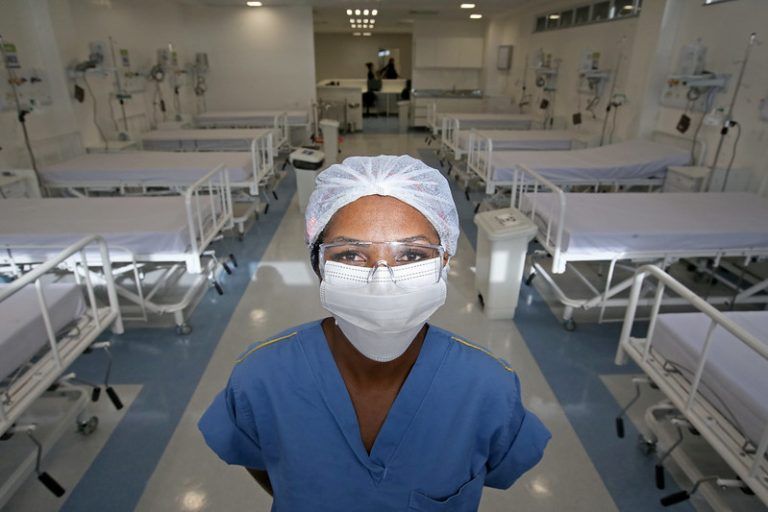 Profissionais de enfermagem estão na linha de frente do combate à pandemia - (Foto: Paula Fróes/GOVBA)