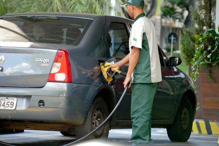Proposta pretende reduzir o preço final do combustível para o consumidor - (Foto: Roque de Sá/Agência Senado)