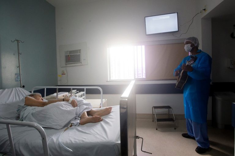 Musicoterapia para pacientes internados no Hospital Espanhol em Salvador (BA) - (Foto: Paula Fróes/Governo da Bahia)