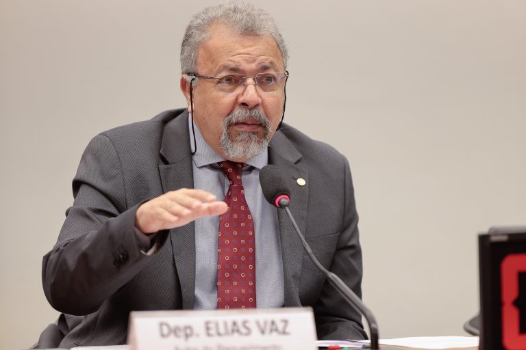 Vaz: proposta limita a reserva à energia gerada por fonte eólica - (Foto: Rodrigo Pertoti/Câmara dos Deputados)