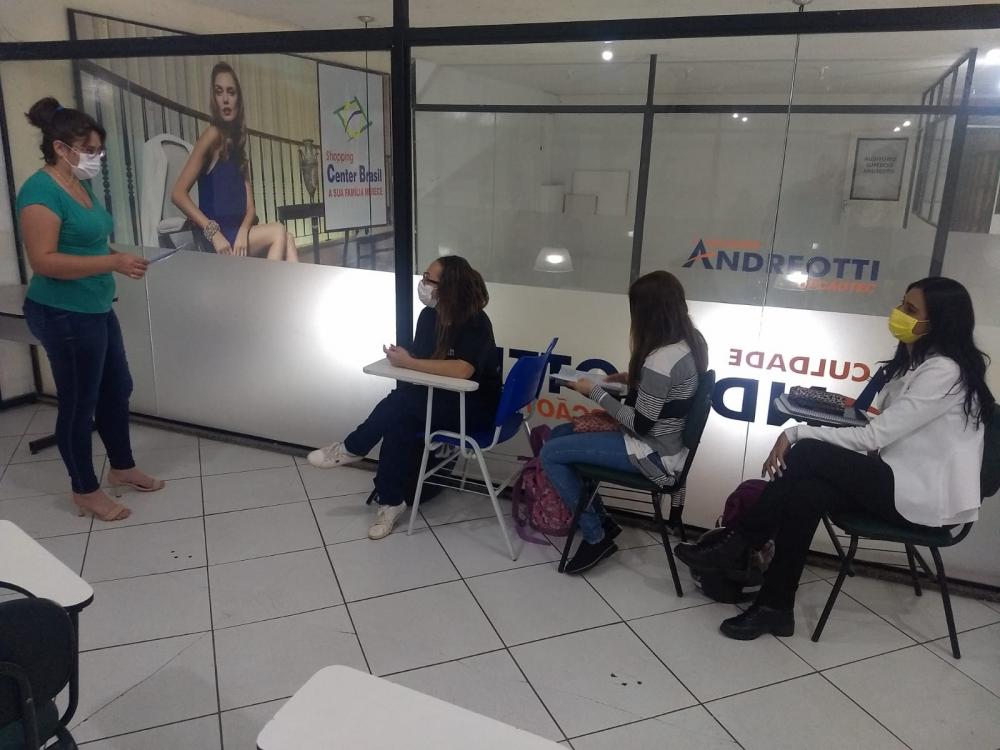 Foto: Ilustrativa - Turma de enfermagem durante aula de clínica cirúrgica