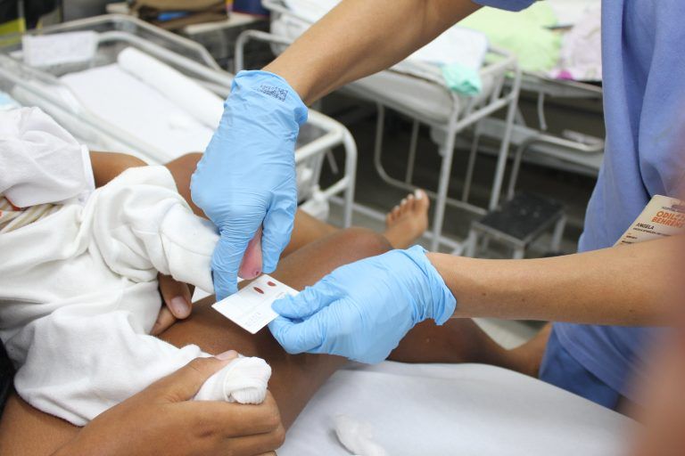 Teste do pezinho em bebê - (Foto: mindfulness/DepositPhotos)