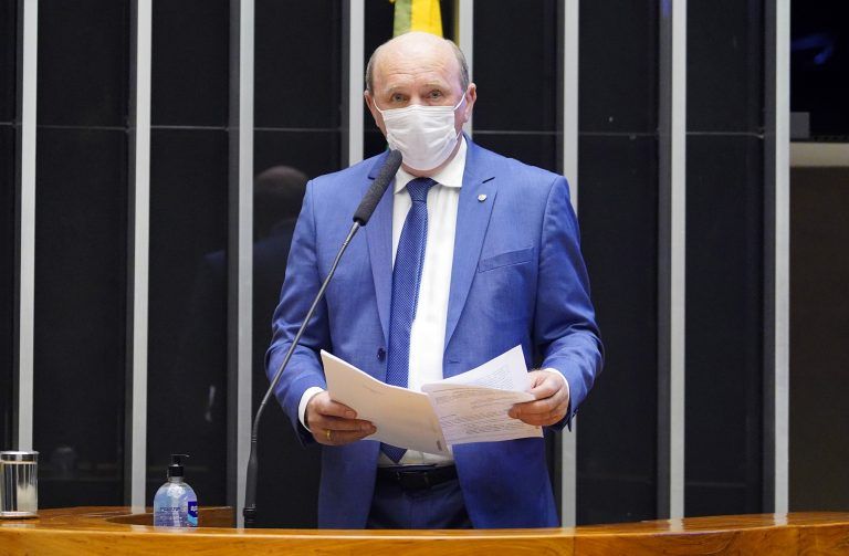 Plenário aprovou nesta quarta (12) substitutivo apresentado por Neri Geller - (Foto: Pablo Valadares/Câmara dos Deputados)