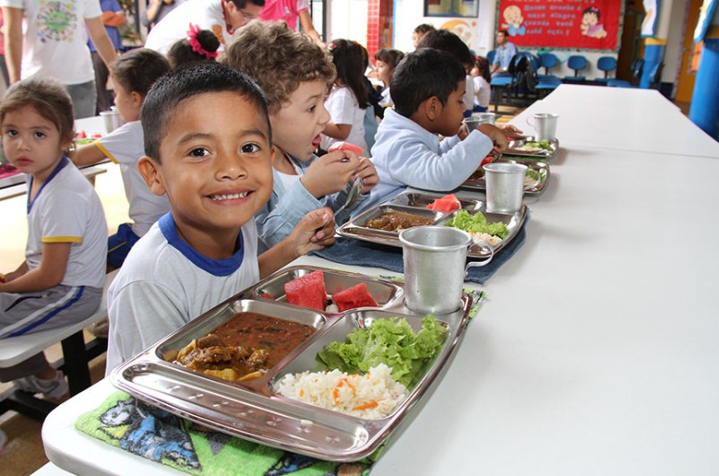Hora do almoço em colégio de Manaus: carência nutricional das crianças pode ser suprida na escola, sustenta Rogério Carvalho - Arlesson Sicsú/SEMCOM