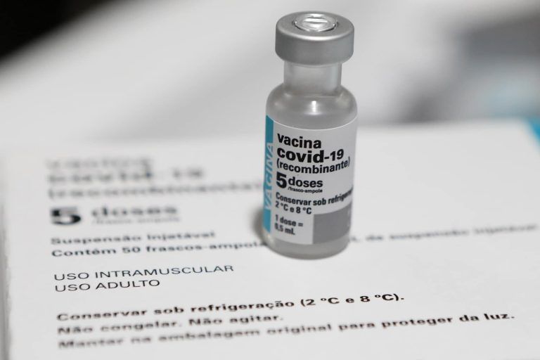 Primeiro lote de vacinas da Pfizer chegou ao Brasil no início de maio - (Foto: Hélia Scheppa/SEI-PE)