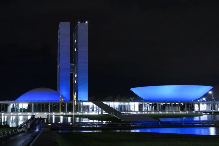 Fachada do Congresso fica iluminada de azul até o sábado - (Foto: Roque de Sá/Agência Senado)
