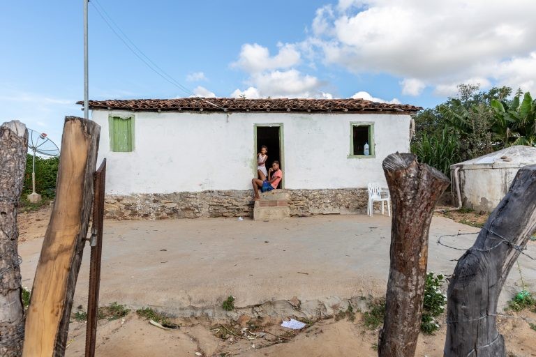 Crianças na porta de casa em uma comunidade quilombola - (Foto: Depositphotos)