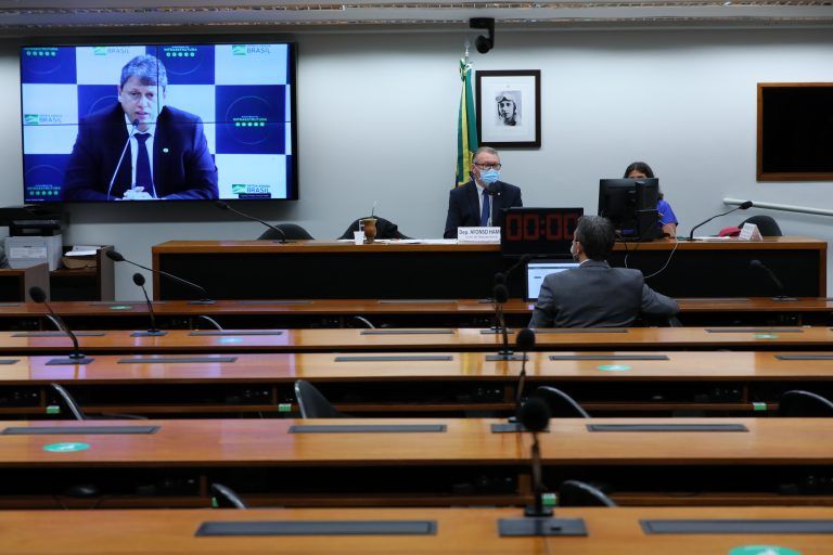 Tarcísio Gomes de Freitas (no telão), durante audiência virtual sobre rodovias - (Foto: Cleia Viana/Câmara dos Deputados)