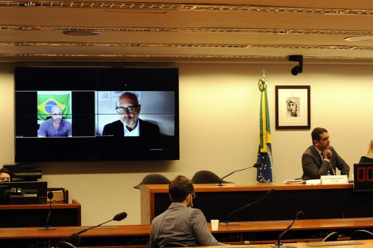 Fernando Rodolfo, na mesa, já ouviu testemunhas de Daniel Silveira (à esquerda no telão) - (Foto: Gustavo Sales/Câmara dos Deputados)