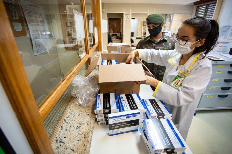 Entrega de medicamentos para intubação em Porto Alegre - (Foto: Felipe Dalla Valle/Palácio Piratini)