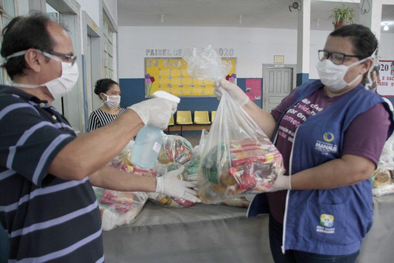 Entrega de cestas básicas na pandemia: programa Hora da Merenda, Manaus (AM) - (Foto: Altemar Alcântara/Prefeitura de Manaus)